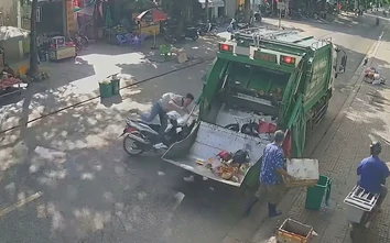 Ô tô đang dừng thu gom rác, bất ngờ xe máy tông mạnh từ phía sau