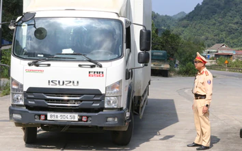 CSGT Sơn La tăng cường kiểm tra xe kinh doanh vận tải, xử lý vi phạm