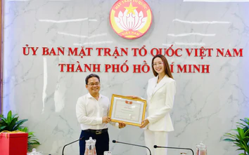 Hoa hậu Bảo Ngọc nhận bằng khen của Ủy ban Mặt trận Tổ quốc Việt Nam TP.HCM