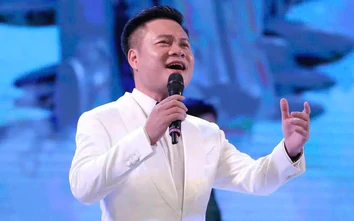 Từ tà áo dài đến bếp lửa quê nhà trong tiếng hát NSƯT Hoàng Tùng