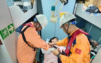 Cứu thuyền viên Philippines bị bỏng nặng trên vùng biển Khánh Hoà