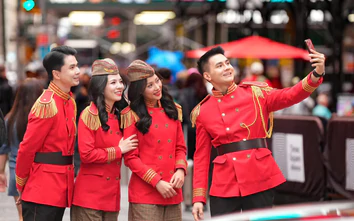 Tiếp viên hàng không Vietjet rạng rỡ mang sắc đỏ Việt Nam đến với New York