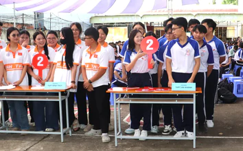 Hơn 400 học sinh, sinh viên tìm hiểu pháp luật an toàn giao thông