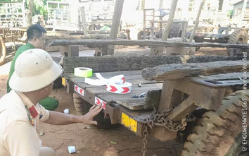 Tuyên truyền ATGT cho chủ xe và dán phản quang hơn 300 xe công nông, xe máy kéo ở Gia Lai 