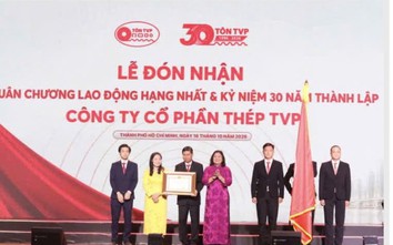 Thép TVP đón nhận Huân chương Lao động hạng Nhất