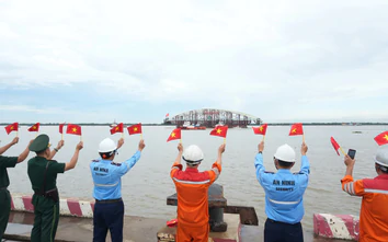 Đoàn lai dắt nhịp chính cầu đi bộ qua sông Sài Gòn hoàn thành 75km đầu tiên