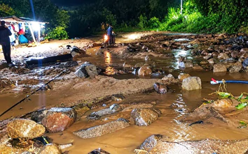Lâm Đồng: Khơi thông đèo Đa Mi sau lũ cuốn, đất đá tràn xuống đường