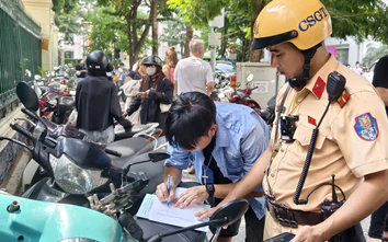Hà Nội: Cảnh sát đến từng bãi giữ xe, quán xá ở phố cổ chấn chỉnh xe dừng đỗ trái quy định