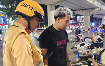 Hà Nội: CSGT dùng xe đặc chủng tuần tra xuyên đêm, hàng loạt "quái xế" bị tạm giữ xe