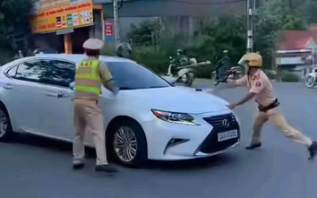 Lào Cai: Nữ tài xế khóa cửa ô tô Lexus, tăng ga bỏ chạy khi CSGT dừng xe kiểm tra