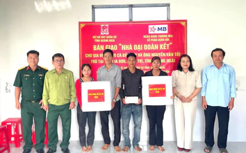 Bàn giao nhà "Đại đoàn kết" cho các hộ nghèo ở xã biên giới Quảng Ngãi