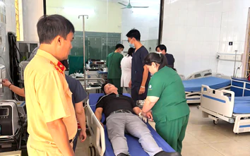 CSGT đường thủy Lào Cai kịp thời hỗ trợ người đàn ông gặp vấn đề sức khỏe trên quốc lộ 2D