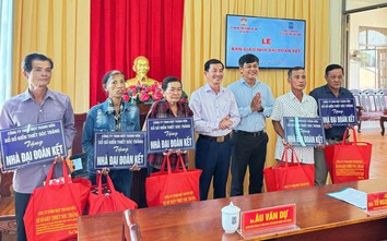 Nghĩa tình với người bán vé số dạo ở Cần Thơ