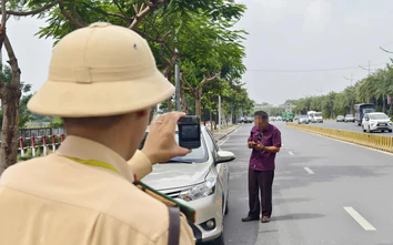 CSGT tăng cường giám sát từ xa, xe dừng đỗ trái phép trước sân bay Nội Bài giảm