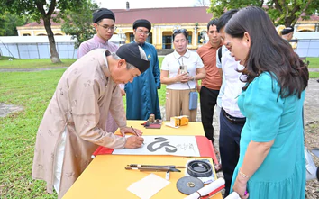 Khám phá “Hồn Việt trong nét bút” tại Cố đô Huế