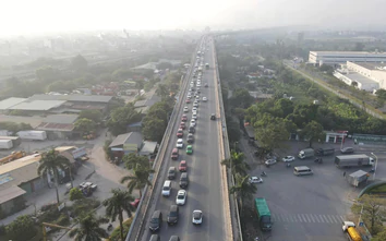 Hà Nội: Cầu Thăng Long thoát cảnh ùn tắc kéo dài, dòng xe dần thông suốt