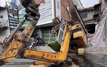 TP.HCM: Xe múc lật ngửa, chắn đường gây ùn tắc hơn 1km