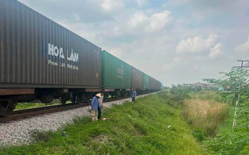 Nghệ An: Tàu hàng đâm trúng xe máy tại lối đi tự mở, một phụ nữ tử vong