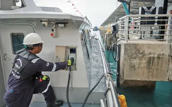 Singapore chi mạnh thúc đẩy tàu cảng chạy điện