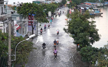 Triều cường gây ngập nhiều tuyến đường TP.HCM, người dân chật vật đi làm