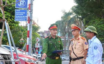 Hà Nội: Cảnh sát xử lý nhiều điểm trông giữ xe vi phạm, để ô tô chiếm vỉa hè