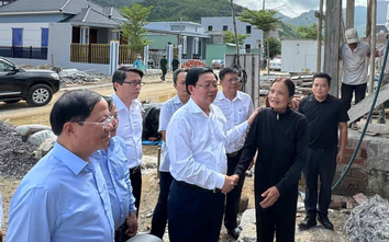 Phó Thủ tướng Hồ Quốc Dũng thăm người dân tái định cư vùng sạt lở ở Gia Lai