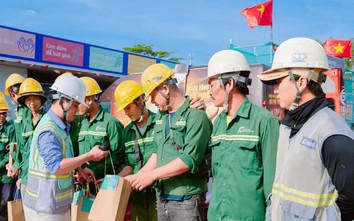 Hỗ trợ vé tàu xe, tặng quà Tết cho người lao động ngành Xây dựng