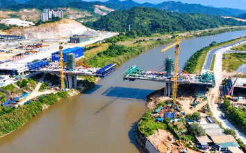 Lào Cai: Tăng tốc thi công cầu biên giới qua sông Hồng, phấn đấu hợp long cuối năm