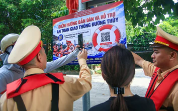 Độc đáo mô hình "Dân vận khéo": CSGT lên phà hướng dẫn kỹ năng an toàn giao thông