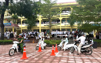 Gần 1.000 học sinh xã miền núi ở Thanh Hóa được trang bị kỹ năng lái xe an toàn