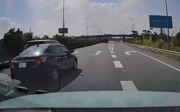Ô tô chuyển làn ẩu, xe phía sau suýt va chạm 