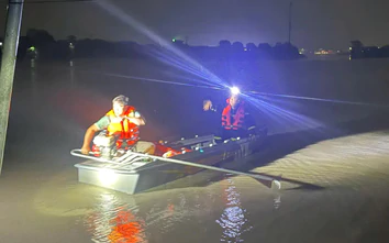 Xuyên đêm cứu 12 người mắc kẹt giữa dòng nước Suối Cái