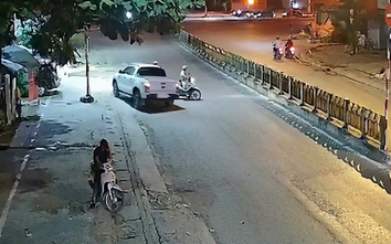 Xe bán tải đi ngược chiều, gặp CSGT rồi luồn lách bỏ chạy