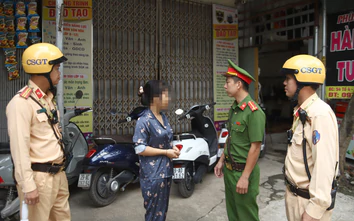 Cảnh sát Hà Nội ghi hình học sinh vi phạm, xử lý cả điểm trông giữ xe