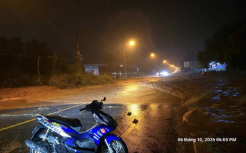 Lâm Đồng: Mưa lớn kéo cát, đất tràn xuống đường, phương tiện đi lại khó khăn
