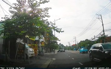 TP.HCM: Xe chở rác bỏ chạy sau khi gây tai nạn với người đi xe máy