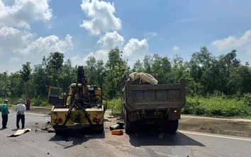 TP.HCM: Xe cứu hộ lao qua dải phân cách tông trực diện xe ben, 2 người bị thương nặng