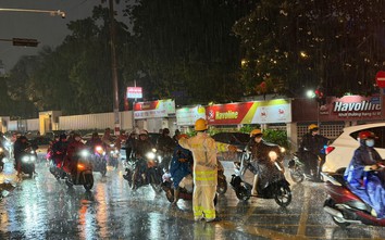 TP.HCM: Mưa lớn giờ tan tầm, nhiều tuyến đường ngập sâu, giao thông ùn ứ