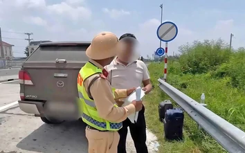 Xử nghiêm tài xế hết hạn bằng lái vẫn cầm vô lăng