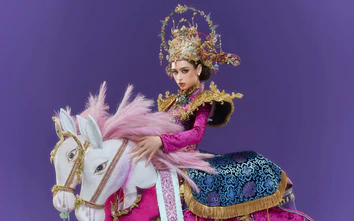 Hoa hậu Emoura Phạm trình diễn trang phục dân tộc “Vinh quy bái tổ”