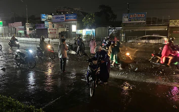 Mưa lớn dồn dập, nhiều tuyến đường ở TP Đồng Nai bị ngập nặng