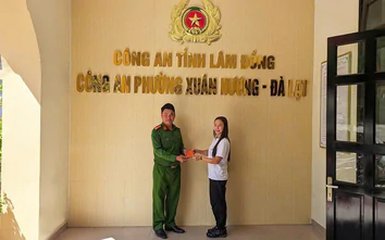 Công an Lâm Đồng trao trả tài sản du khách Hàn Quốc đánh rơi ở Đà Lạt