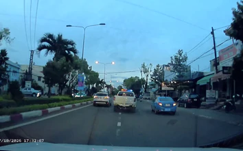 CSGT Gia Lai dùng xe chuyên dụng "mở đường" hơn 20km đưa người bị đứt lưỡi đi cấp cứu
