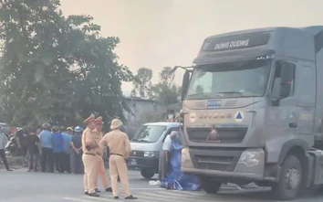 Xe tải kéo theo rơ-moóc va chạm với xe máy khiến một người tử vong