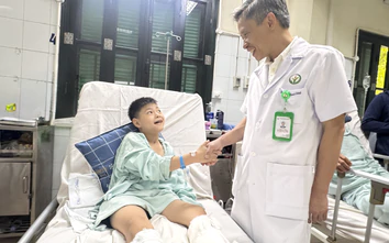 Kéo dài gân gót chân cho bé trai bị di chứng sau chấn thương sọ não