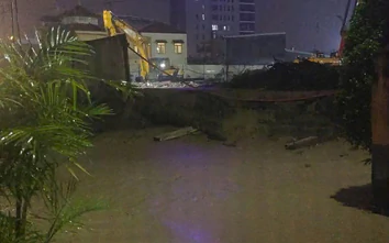 Sau mưa lớn, tường bao công trình xây dựng bị vỡ khiến bùn đất tràn vào nhà dân