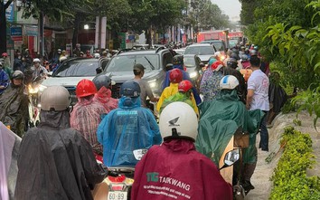 Mưa lớn nước từ hẻm đổ ra như thác, nhiều tuyến đường ở Đồng Nai bị ngập gây ùn tắc