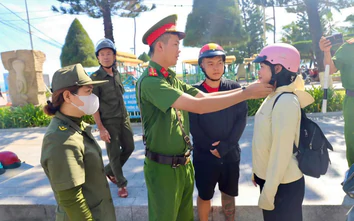 Công an Khánh Hòa tuyên truyền pháp luật, đổi mũ bảo hiểm đạt chuẩn cho người dân