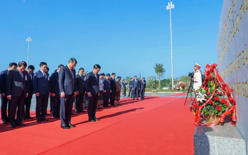 Hai Thủ tướng dâng hoa tưởng niệm, tri ân các bậc lãnh tụ tiền bối Việt Nam và Lào