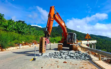 Quốc lộ 28B sạt trượt sau mưa lớn, nhà thầu mở đường tạm phục vụ thông xe
